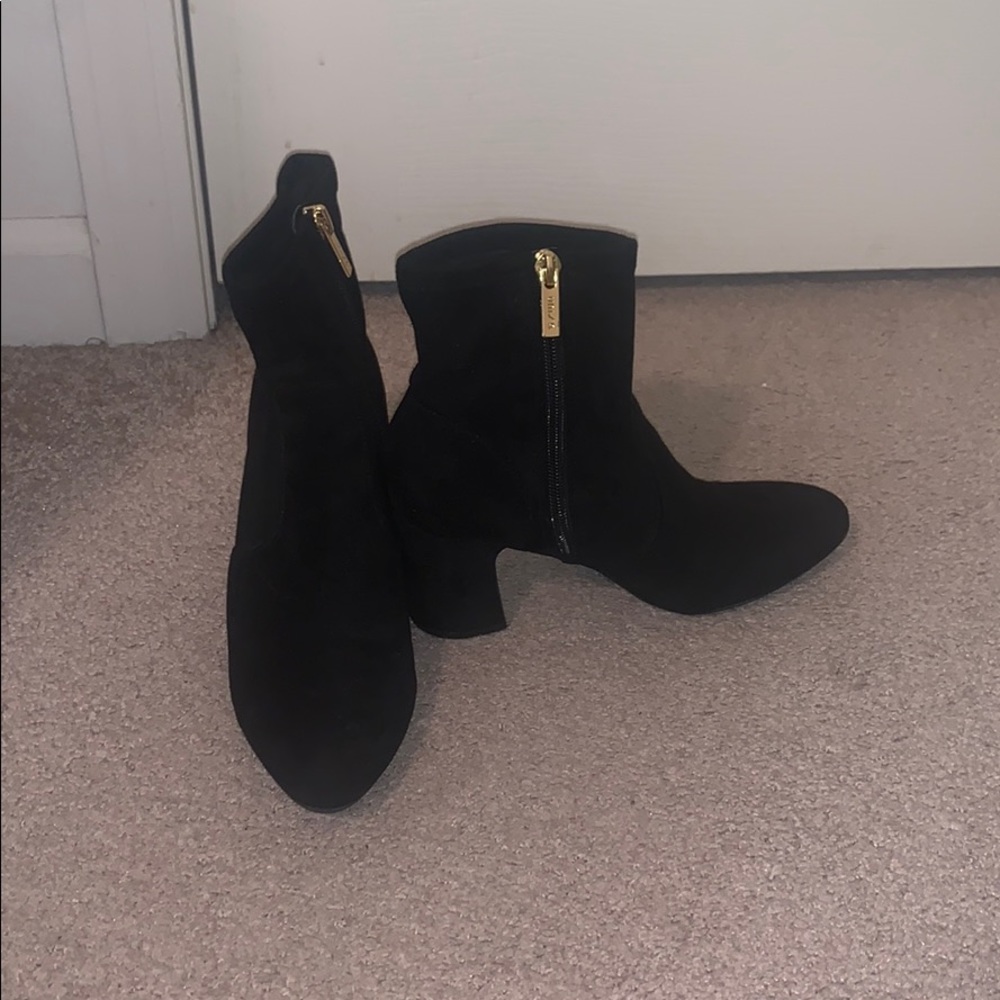 Women’s size 6 suede bootie